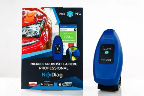 Niebieski miernik grubości lakieru NexDiag, pokazujący 129 µm. Opakowanie z czerwonym samochodem i informacją o grubości lakieru 1000 mikronów.