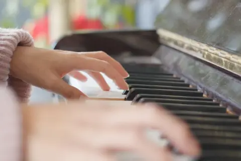 Ile zajmuje nauka gry na pianinie? Odkryj czas potrzebny na postępy