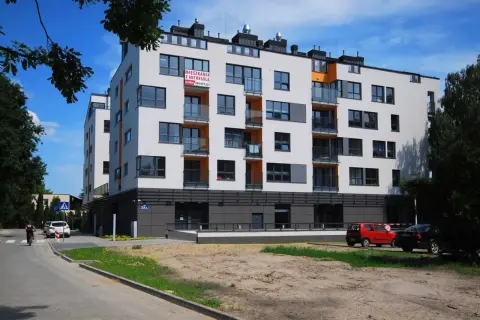 Nowoczesne mieszkania Grodzisk Mazowiecki z antresolą czekają na swoich lokatorów. Jasna elewacja, balkony i dużo światła.