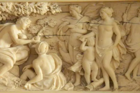 Rzeźba przedstawia scenę z mitologii, gdzie Parys wręcza jabłko Afrodycie. To symboliczny sąd Parysa, który zapoczątkował wojnę trojańską.