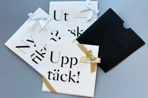 Fina kort med text som "Nyfiken?", "Upptäck!" och "Ut". Perfekta tips på inflyttningspresent eller för att säga tack.
