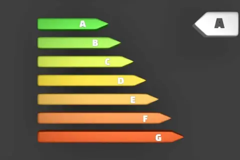 Grafico a frecce colorate da verde a rosso, con lettere dalla A alla G, che indica la classe energetica.
