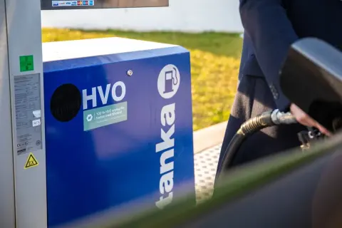 Tankning av HVO 100, ett fossilfritt bränsle, vid en pump.