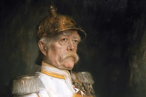 Portret Bismarcka w mundurze wojskowym, z charakterystycznym wąsem i hełmem.