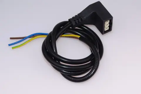 Czarny kabel z wtyczką kątową i trzema żyłami (brązowa, niebieska, żółto-zielona) – idealny jako przewód do pompy ciepła.