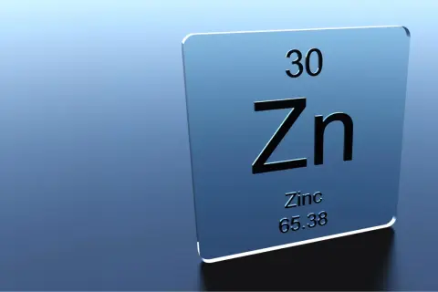 Plaque bleue avec le symbole chimique Zn, numéro atomique 30. Le zinc est essentiel pour la peau, aidant à réduire les rides.