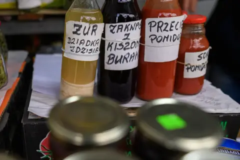 Słoiki z przetworami: żur, zakwas z kiszonego buraka, przecier pomidorowy. Setki smaki domowych przetworów czekają!