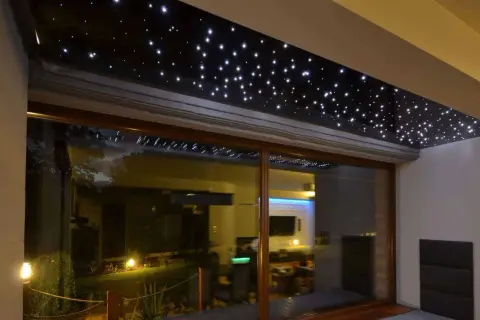 Gwiezdne niebo led nad tarasem, tworzące magiczną atmosferę.