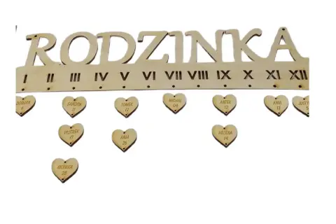 Drewniana tablica "Rodzinka" z serduszkami na imieniny, np. imieniny Nadii. Widoczne imiona: Dorota, Sandra, Tomek, Michał, Antek, Ania, Justyna, Piotrek, Ania, Helena, Monika.