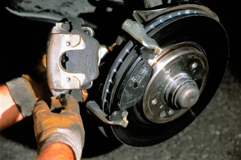 Mechanik wymienia klocki hamulcowe. Po ustawieniu zbieżności ściąga w prawo, co może być spowodowane problemem z hamulcami.