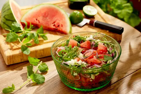 En uppfriskande vattenmelon sallad med fetaost, ruccola och mynta. Perfekt för en varm sommardag.