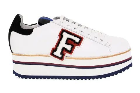 Scarpa bianca Fabi con plateau, logo "F" ricamato e dettagli colorati.