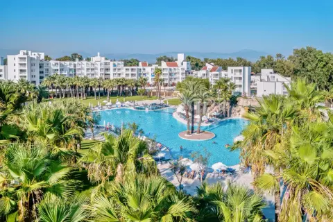 Rodzinny resort Monachus Family Resort Sorgun z basenem i palmami.
