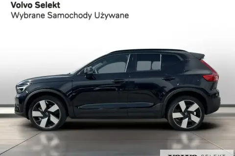 Ciemnogranatowy Volvo EC40 widziany z boku, na białym tle.