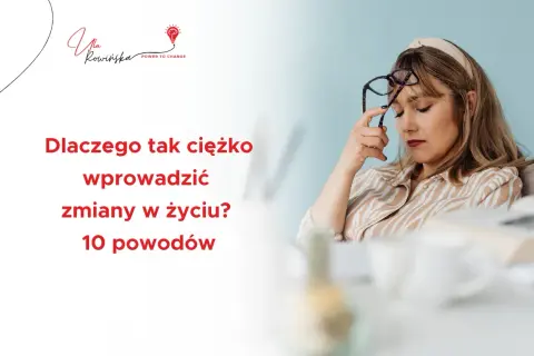 Zmęczona kobieta z okularami zastanawia się nad trudnym procesem zmiany w życiu.
