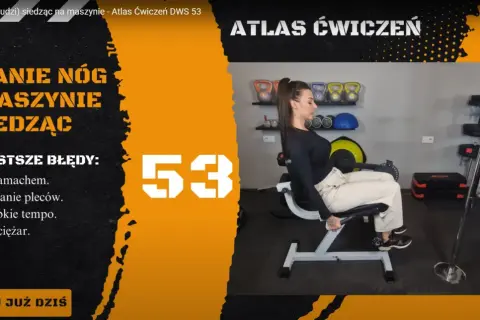 Kobieta wykonuje ćwiczenie leg curl na maszynie siedząc. Na ekranie widnieje numer 53 i tytuł "Uginanie nóg na maszynie siedząc".