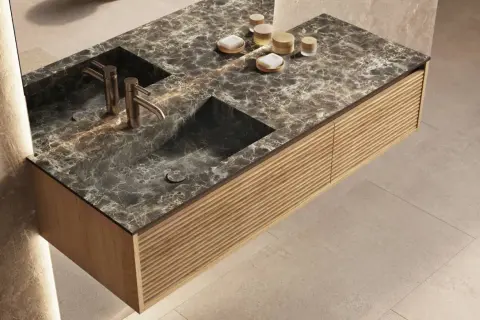 Élégante salle de bain marbre et parquet. Meuble suspendu avec double vasque en marbre sombre, robinetterie dorée et façade en bois texturé.