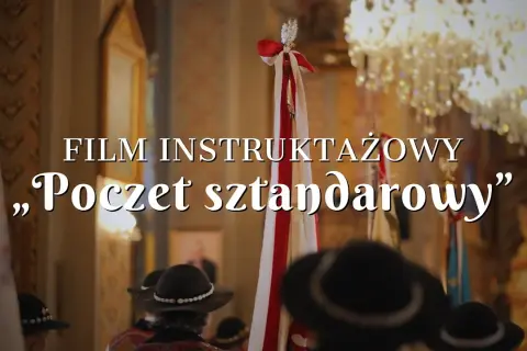 Kiedy opuszczać sztandar w kościele? Poznaj ważne zasady ceremonii