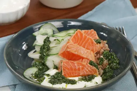 Halstrad lax serveras med råris, gurka, lök och en grön örtolja. En fräsch och hälsosam rätt.
