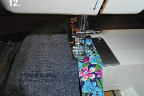 Szycie kolorowej lamówki do jeansowych spodenek. Krok 12. jak zrobić krótkie spodenki z jeansów.