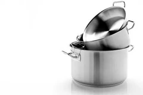 Pentole in acciaio inossidabile impilate. La scelta tra acciaio 18/0 o 18/10 dipende dall'uso, ma entrambe sono ottime per cucinare.