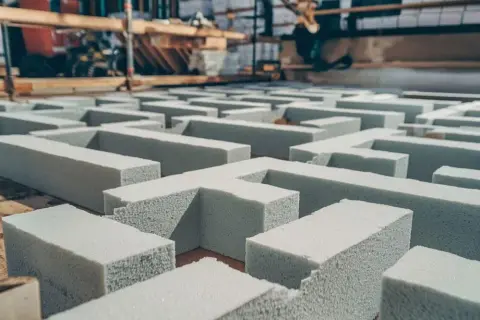 Jakiej grubości styrodur na fundamenty? Optymalne rozwiązania dla Ciebie