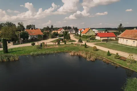 Spokojna wieś z domkami i stawem, być może najpiękniejsza wieś w Polsce.