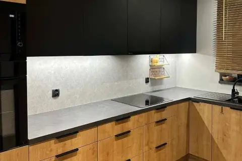 Jak odnowić płytki w kuchni bez kucia? 5 tanich metod DIY.