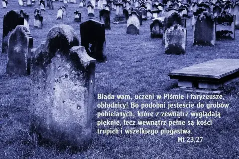 Cmentarz z nagrobkami, na pierwszym planie kamienny pomnik. Cytaty na pomnikach, tęsknota za zmarłą osobą.