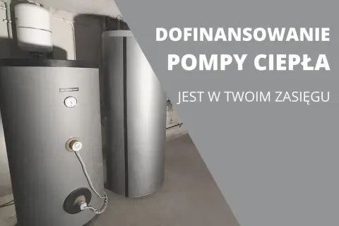 Dwa bojlery, jeden z nich z pompą ciepła, w pomieszczeniu technicznym.