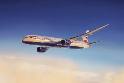 Boeing 787-10 British Airways wznosi się ponad chmurami w słoneczny dzień.