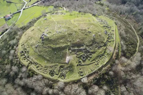 Vista aérea del castro de San Cibrao de Las, un yacimiento arqueológico en Ourense, Galicia. Se aprecian las estructuras circulares y rectangulares de las antiguas viviendas.