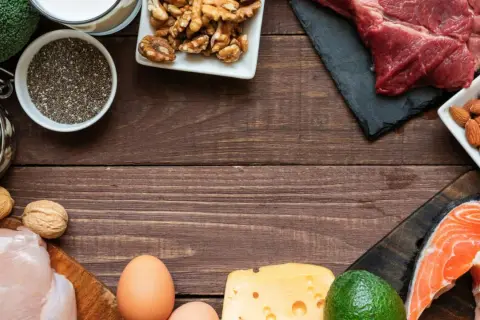 Gesunde Lebensmittel für abnehmen mit proteinen: Hähnchen, Lachs, Rindfleisch, Eier, Nüsse, Samen, Bohnen, Brokkoli, Käse, Avocado und Milch.