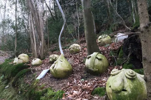 Waldskulpturen im Wald bei Leichlingen. Diese besonderen Veranstaltungen ziehen Besucher an, die die Kunstwerke in der Natur bestaunen.