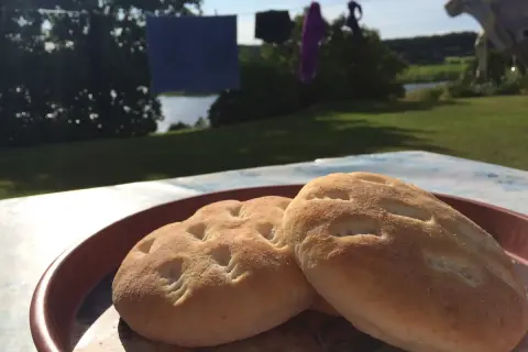 Två nybakade tekakor på ett fat, redo att avnjutas utomhus. Ett perfekt recept för en sommardag.