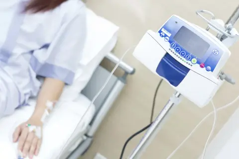 Patient mit Infusion, die eine Chemotherapie ablehnte. Die Prognose ist ungewiss.
