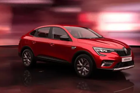 Czerwony Renault Arkana na tle czerwonych świateł. Sprawdź atrakcyjną renault arkana cena i zamów już dziś!