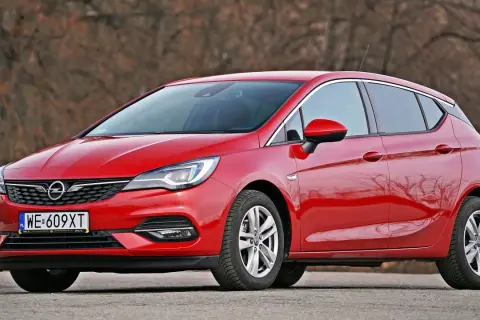 Opel Astra K: Pojemność baku (48L), zasięg i sekrety wskaźnika