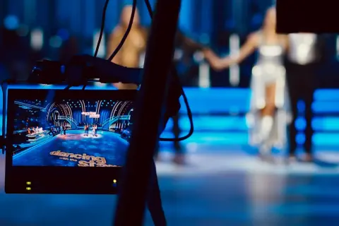 Widok zza kamery na scenę "Dancing with the Stars". Może to wyjaśniać, dlaczego niektóre piosenki powtarzają się w każdym odcinku turnieju.