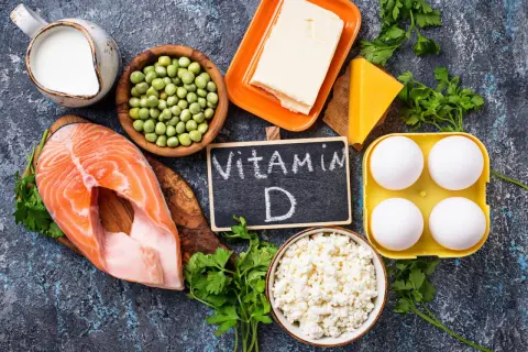 Vitamine D : saumon, œufs, produits laitiers, pois. Ces aliments sont bons pour lutter contre l'ostéoporose, pas d'aliments à éviter ici.