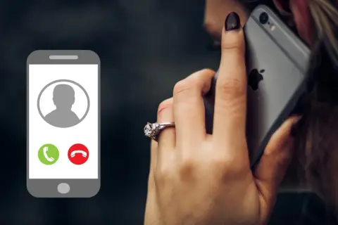Kobieta z pierścionkiem na palcu odbiera telefon. Ekran pokazuje ikonę połączenia, sugerując jak ukryć nr tel.