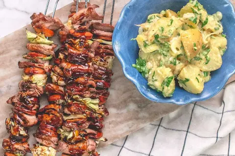 Grillspett med karre, grönsaker och en krämig potatissallad. Perfekt för en somrig middag.
