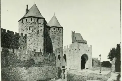 Vue des remparts de Carcassonne, un lieu chargé d'histoire, où le passé murmure des récits de batailles et de décès.