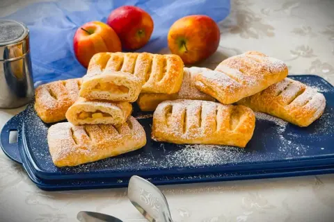 Leckere Apfeltaschen, frisch gebacken und mit Puderzucker bestäubt. Ein tolles Apfeltaschen Rezept für jeden Anlass.