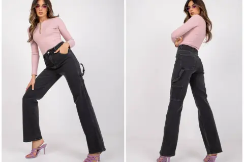 Modelka w różowym topie i ciemnych jeansach straight. Co to znaczy? Proste nogawki, które nie opinają, ale też nie są za szerokie.