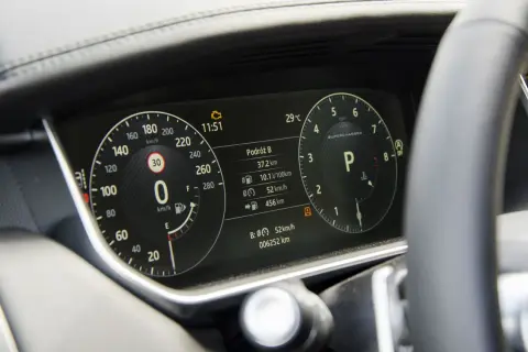Na wyświetlaczu samochodu widać spalanie: 10.1 l/100km. Silnik 2.0 benzyna.