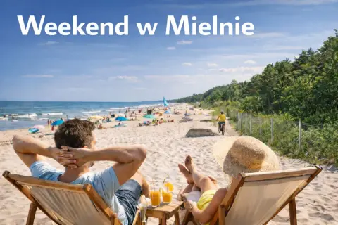 Para relaksu na plaży w Mielnie, idealne na weekendowe atrakcje dla dorosłych. Słońce, morze i drinki czekają!