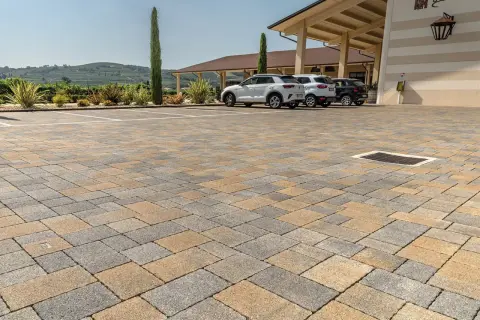 Parcheggio con pavimentazione in autobloccanti carrabili, ideale per esterni. Le auto sono parcheggiate su un pavimento resistente e bello.