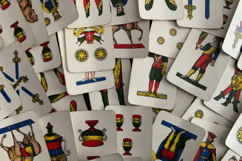 Un mazzo di carte napoletane, con figure colorate e simboli. Chissà chi ha inventato le carte napoletane, un gioco che unisce generazioni.