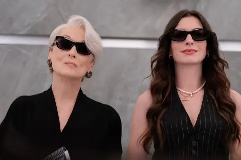Anne Hathaway i Meryl Streep w stylowych okularach przeciwsłonecznych, przypominające scenę z jednego z ich filmów.